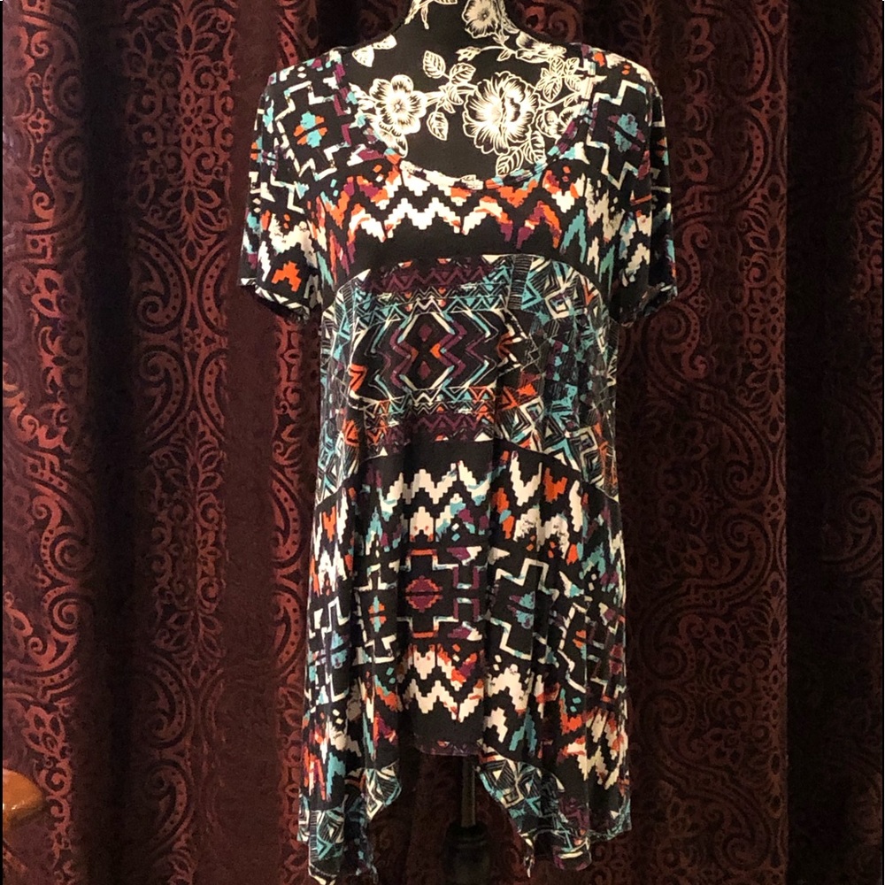 🌞 5/$25 Summer Sale 🌞 print handkerchief hem tee